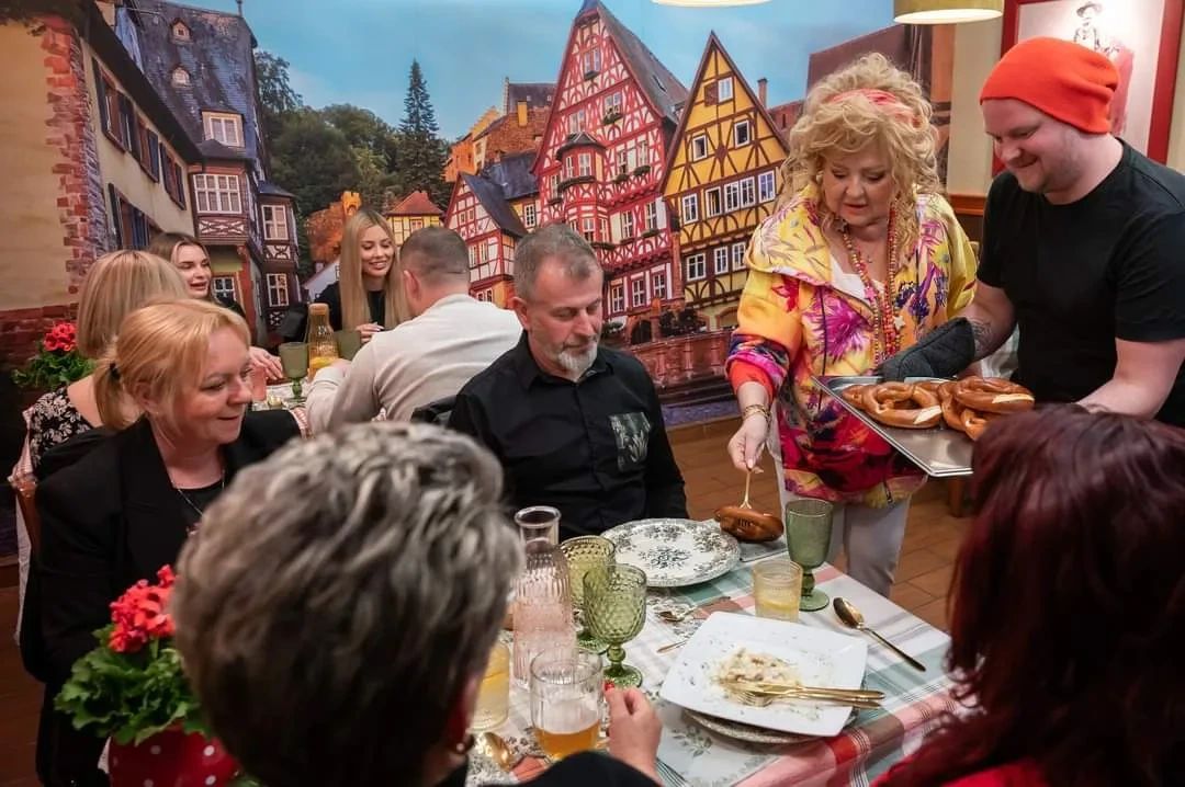 Kuchenne Rewolucje w Katowicach. Magda Gessler w restauracji Bayer Landhaus podaje do stołu