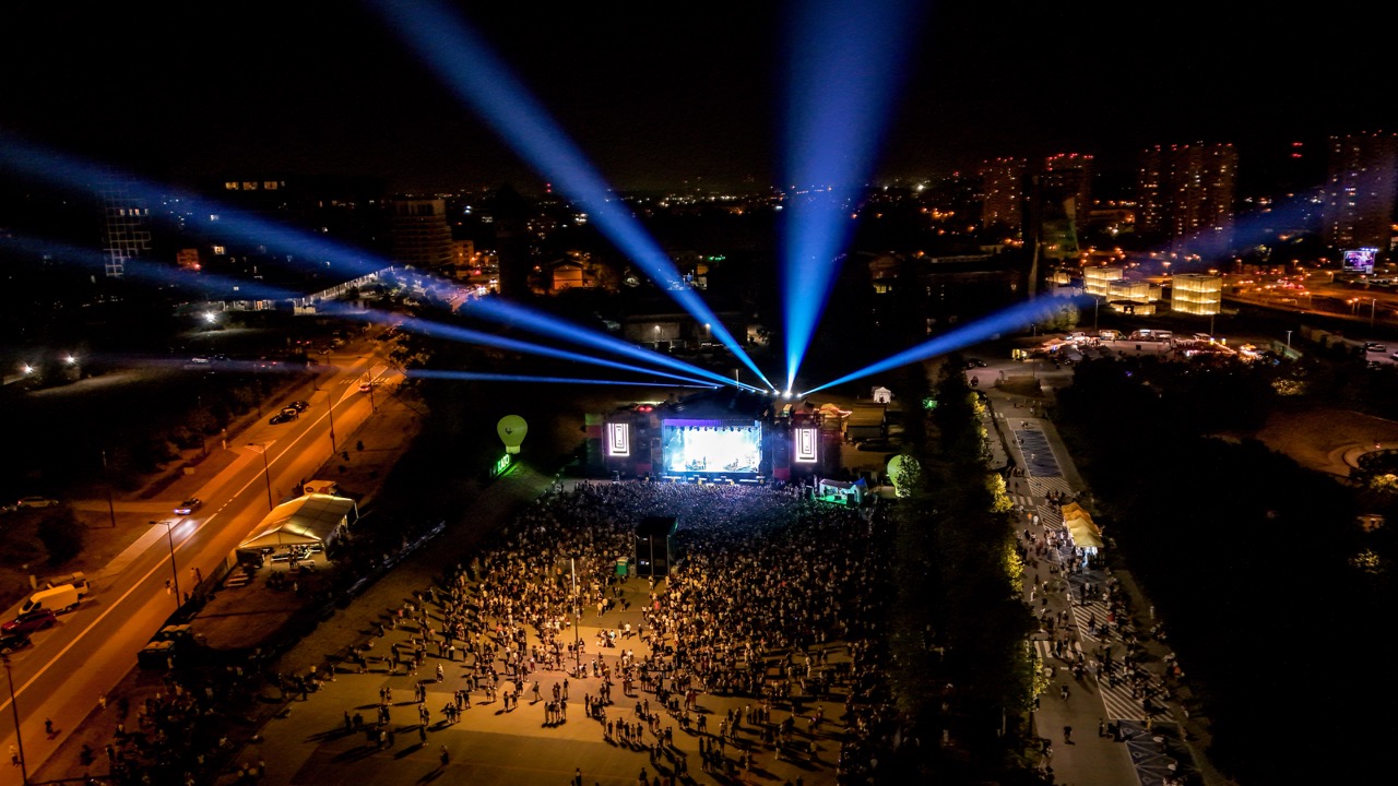 scena z góry w strefie kultury w katowicach i niebieskie światła