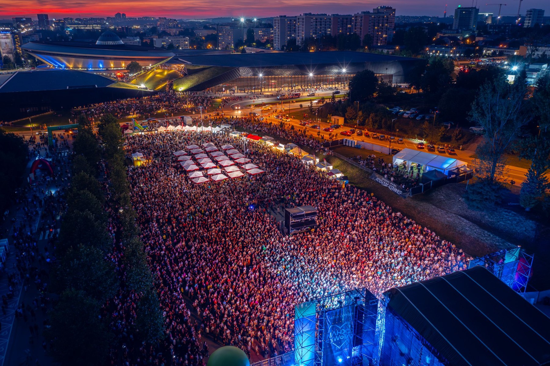 koncert kocham aktowice z góry wieczorem