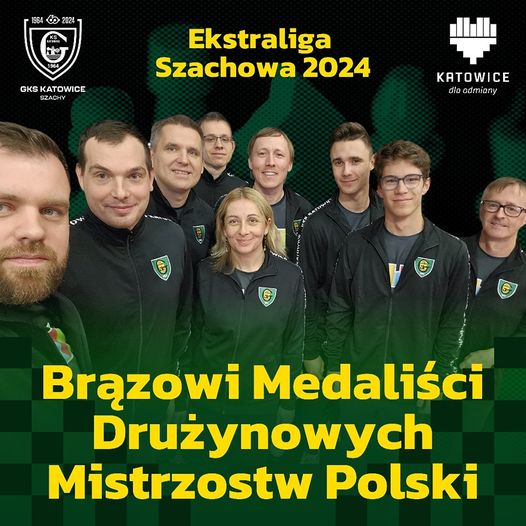 grupa szachistów i napisy żółte