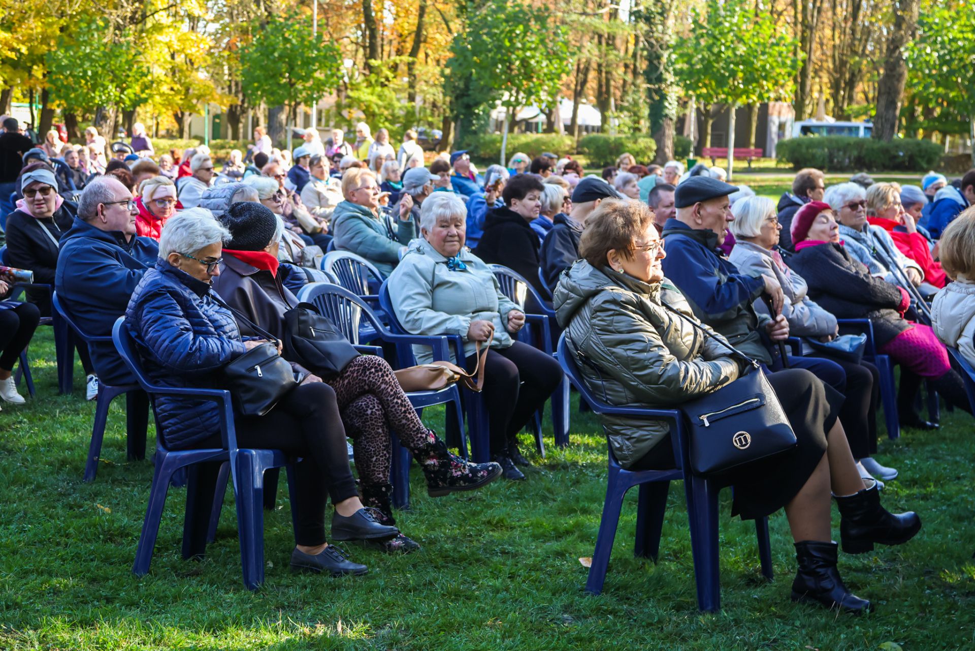 uczestniczki koncertu dla seniorów w katowickim Parku Kościuszki, czerwiec 2024