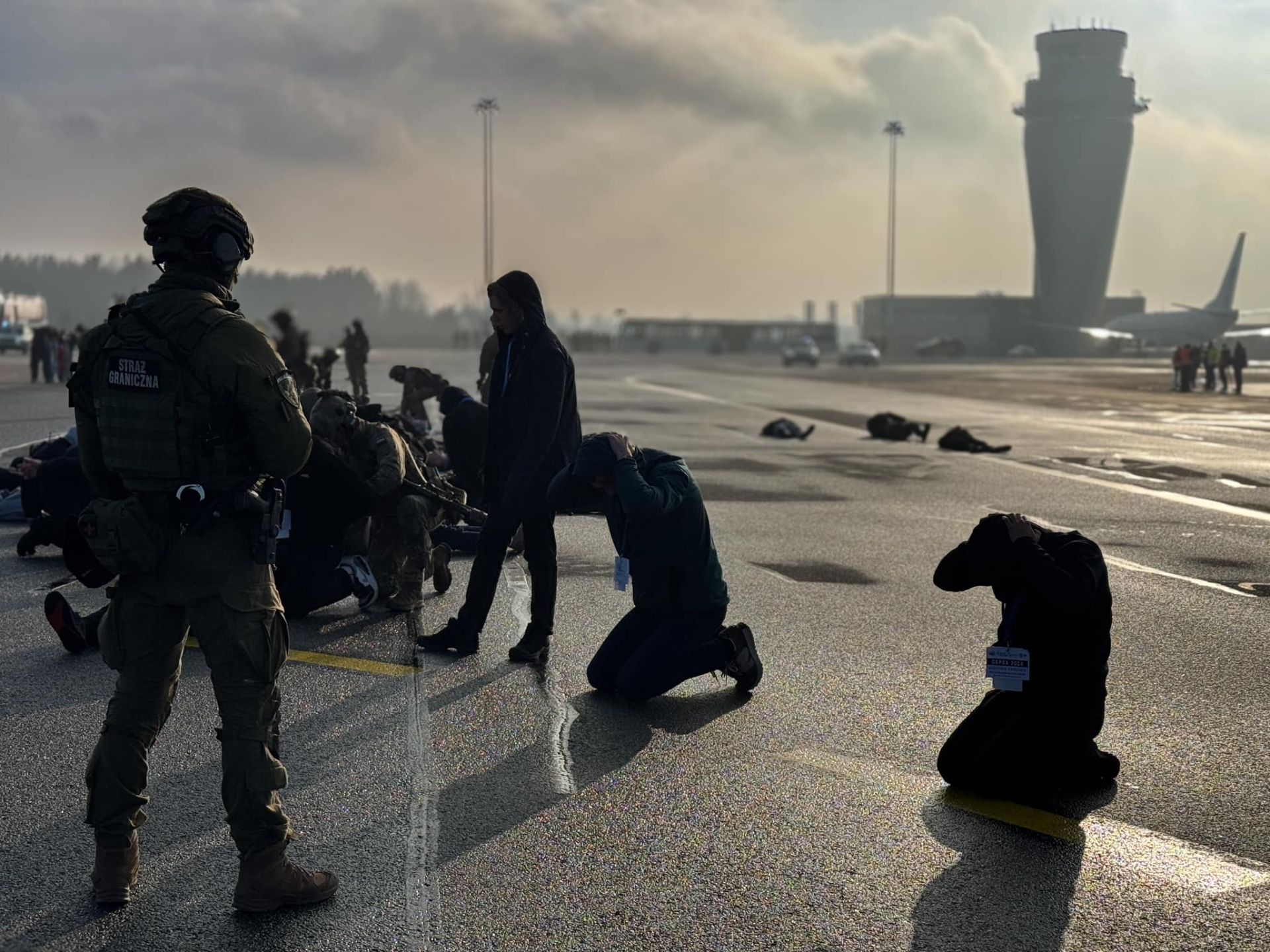 Funkcjonariusze podaczas ćwiczeń CEPEX24 na lotnisku Katowice Airport