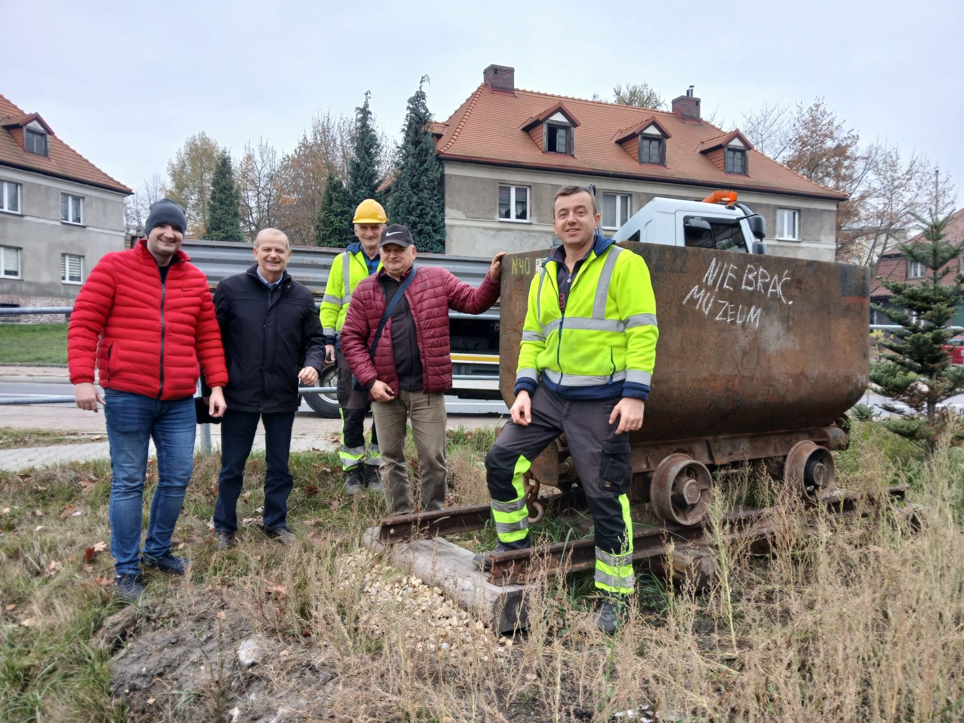 Wagonik z kopalni przed MDK Południe w Kostuchnie