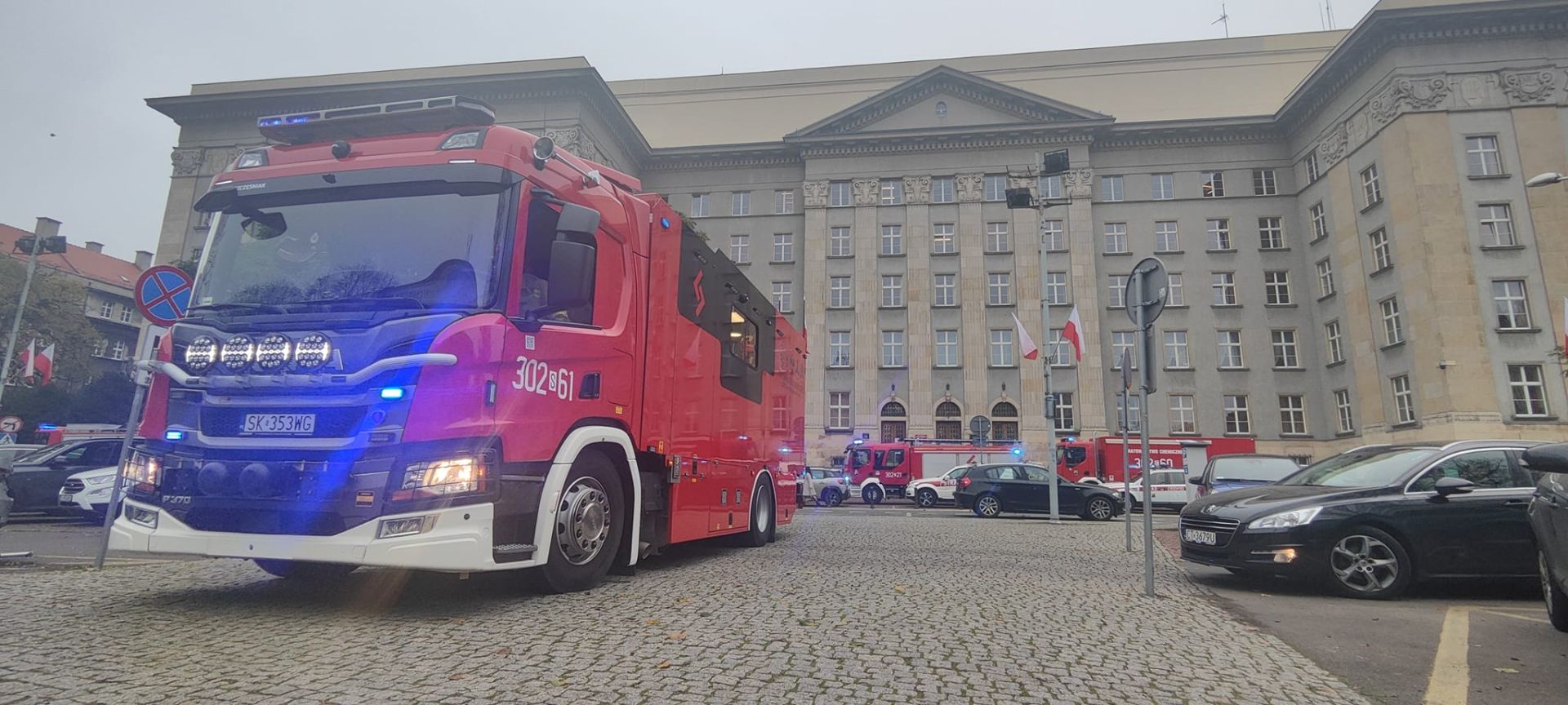 Wóz strażacki przed Śląskim Urzędem Wojewódzkim w Katowicach