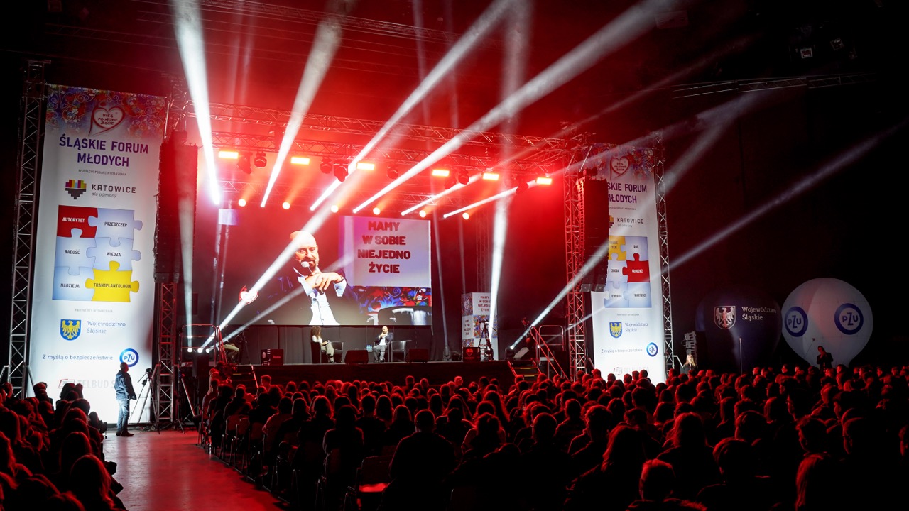 konferencja w SPodku światła i scena