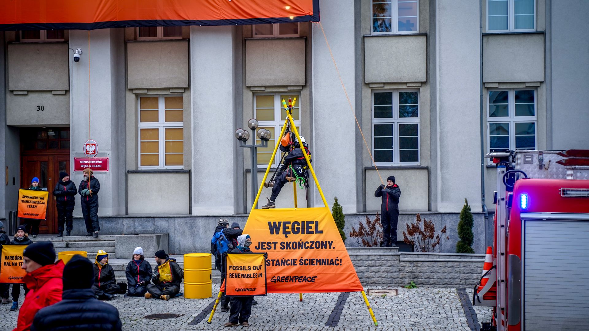 Protestujący z Greenpeace przed Ministerstwem Przemysłu w Katowicach