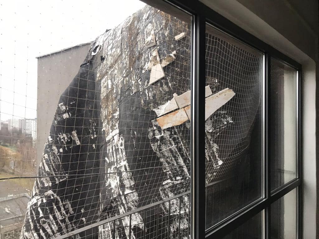 Komenda Miejska PSP w Katowicach. Strażacy interweniują w związku z zerwaniem poszycia dachu budynku na os. Tysiąclecia 