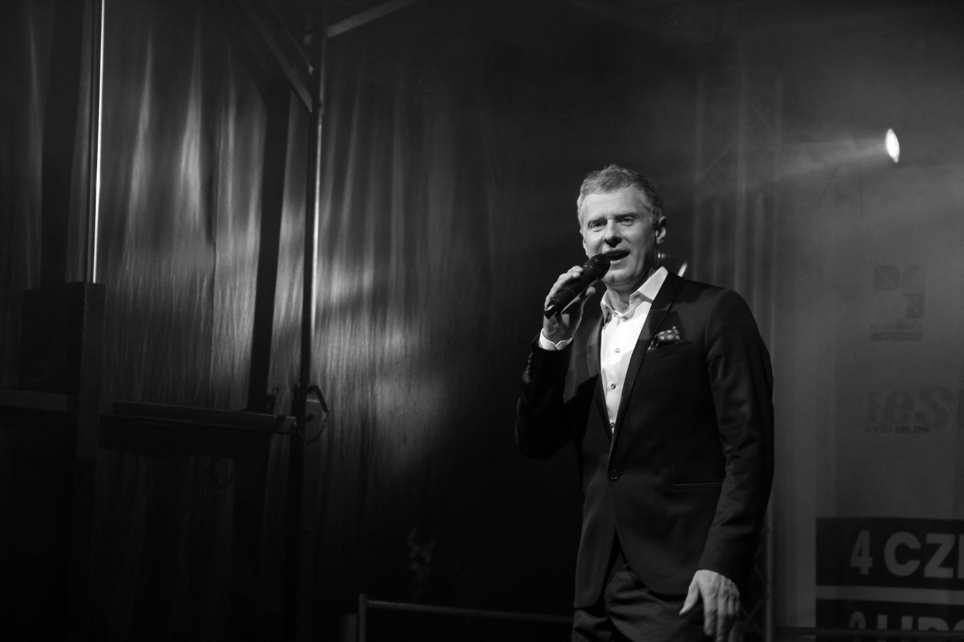 Krzysztof respondek na scenie zdjęcie czarno białe