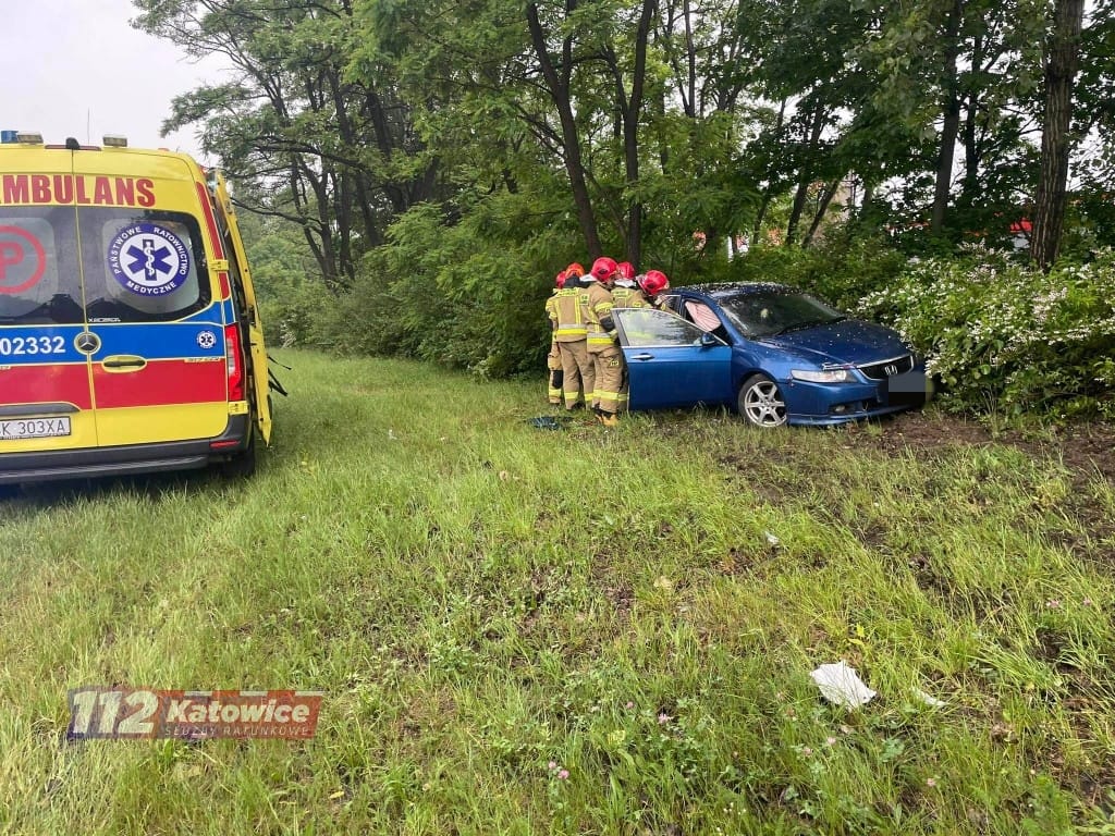 karetka i honda, która uderzyła w drzewo, a obok niej strażacy i karetka