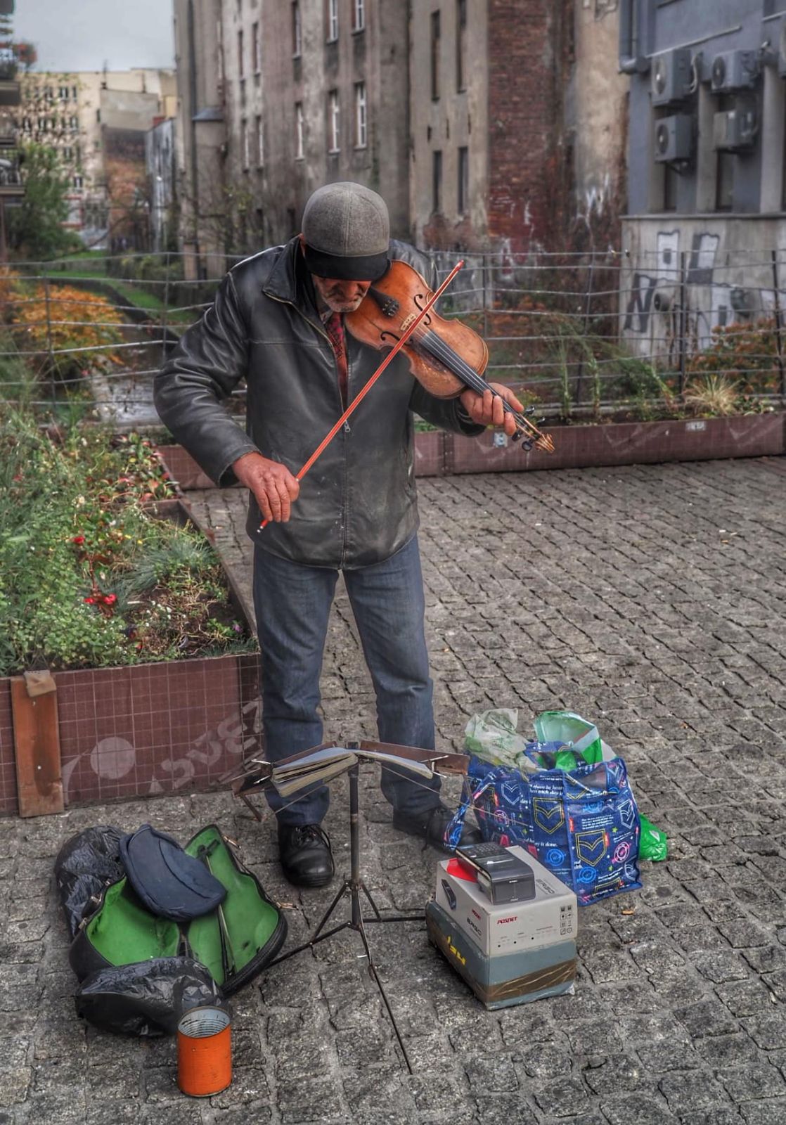 mężczyzna starszy gra na skrzypcach na ulicy Katowic