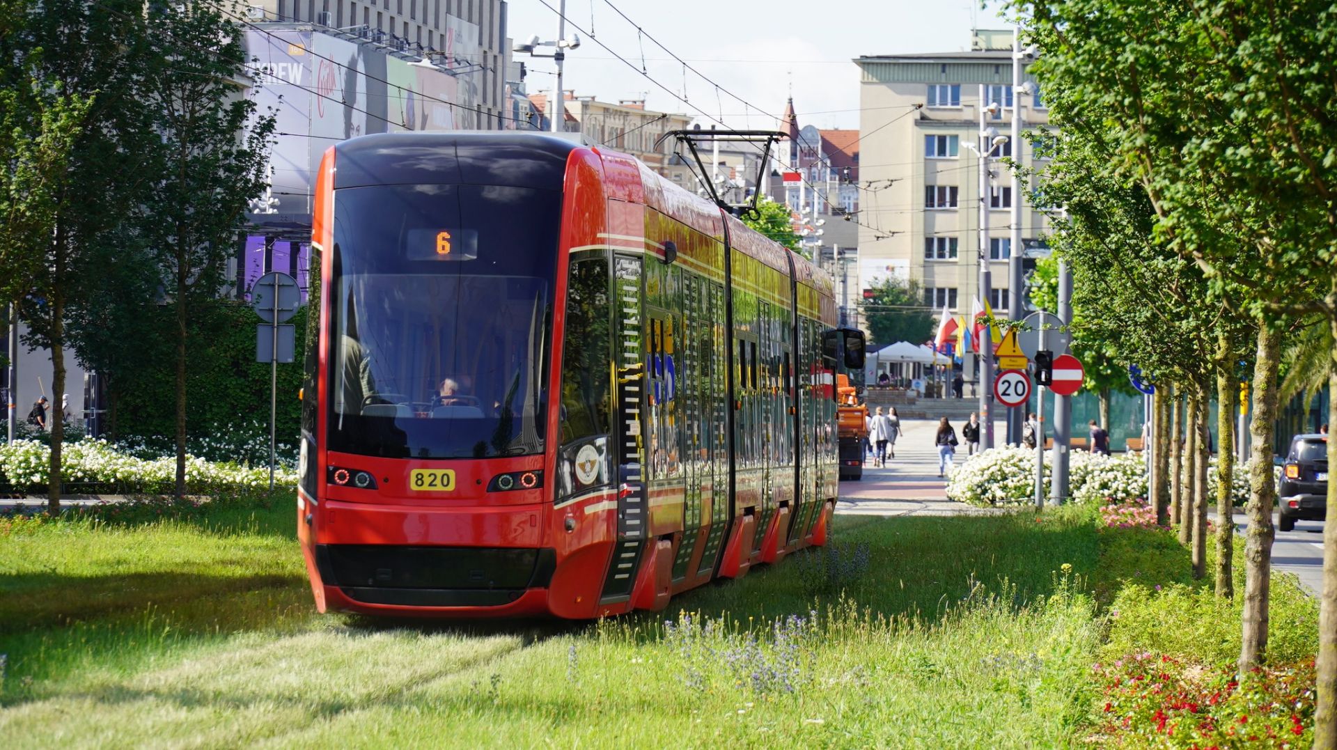 tramwaj w Katowicach na zielonym torowisku
