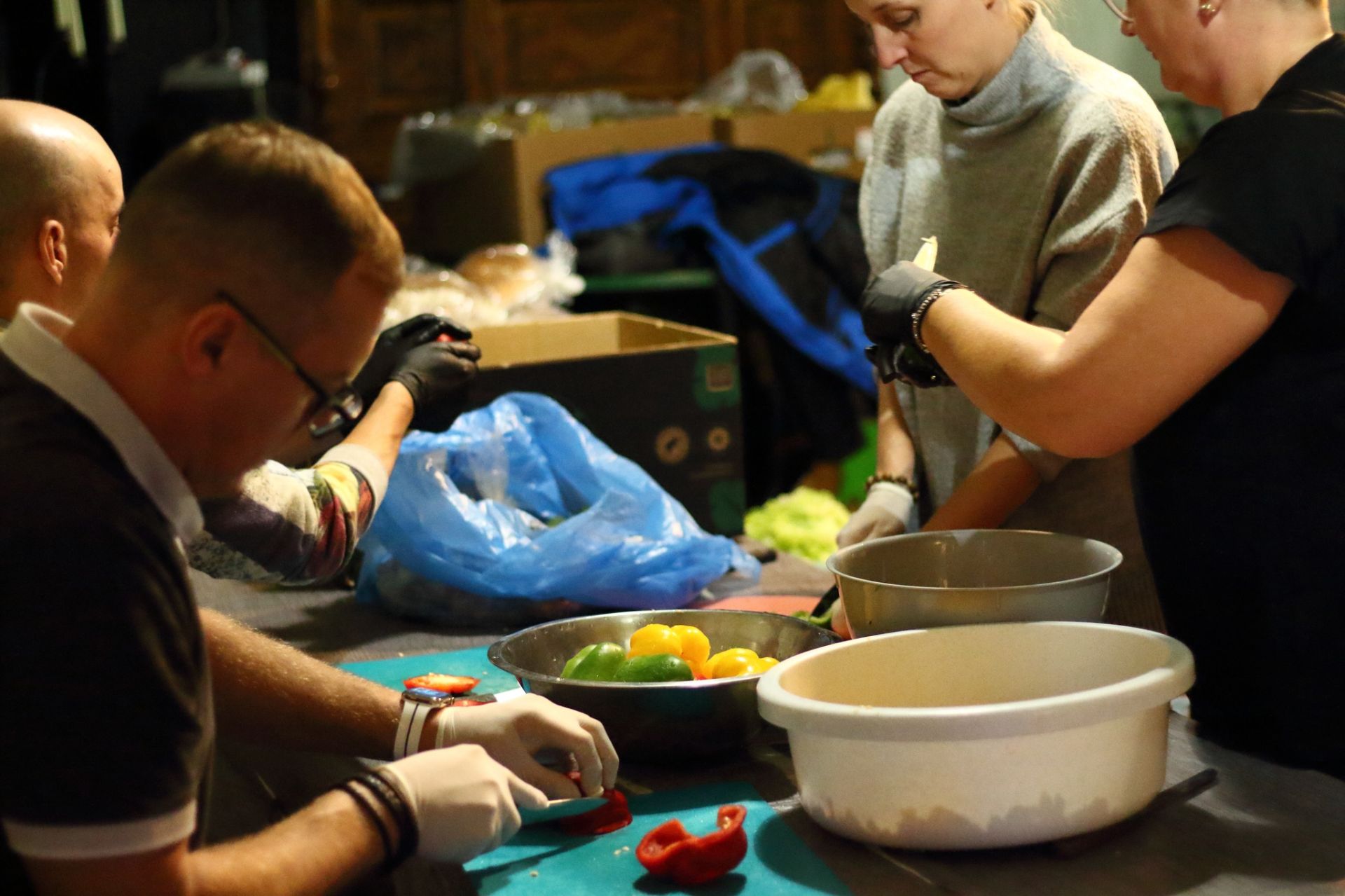wolontariusze zupy w kato gotują posiłki