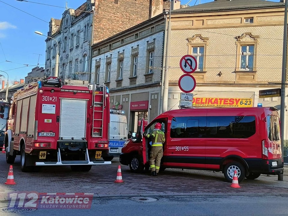 wóz strazy pożarnej i karetka na ulicy w Katowicach