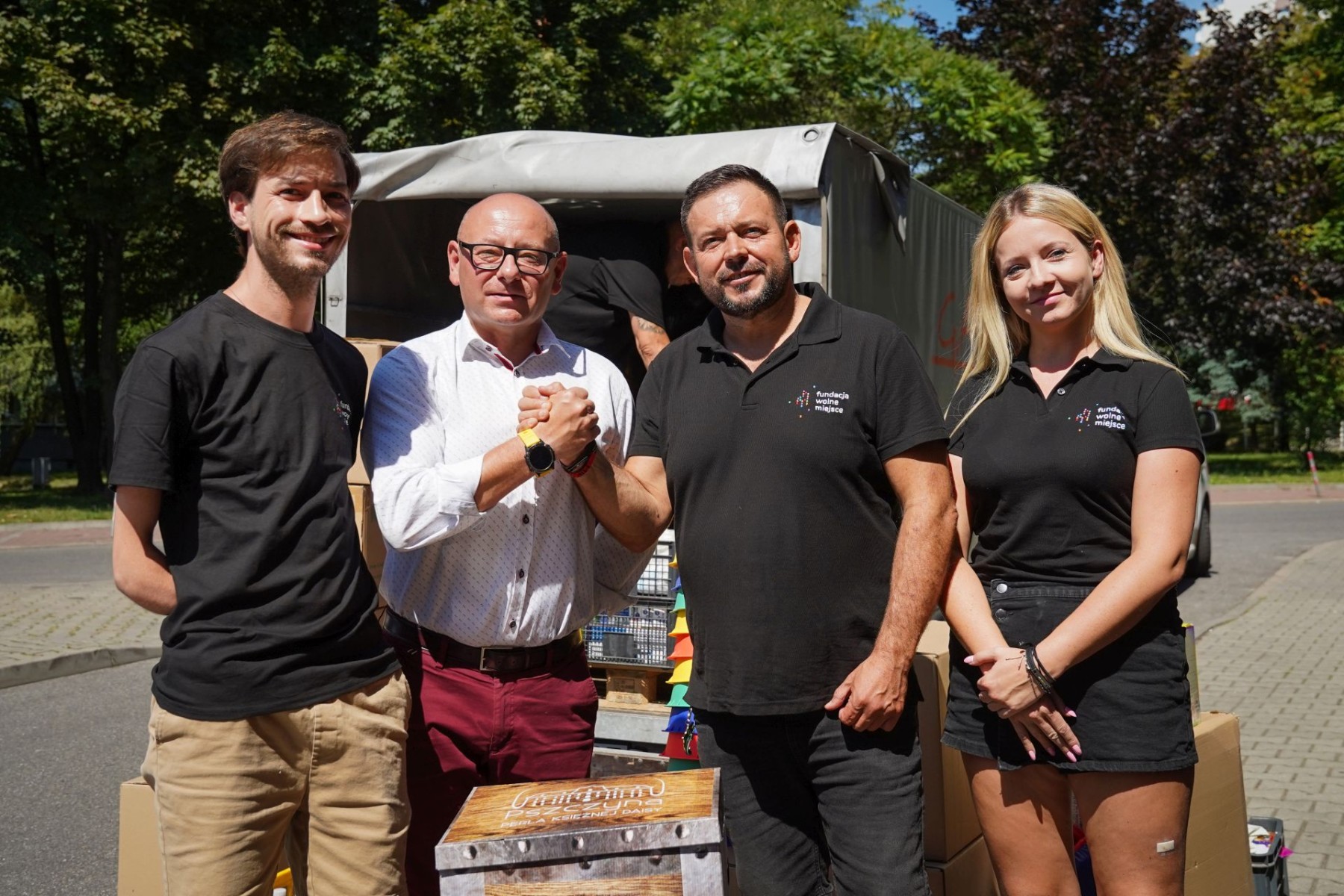 Polski podróżnik Jasiek Mela pojedzie z Katowic do Buczy! Z Fundacją Wolne Miejsce zorganizuje wyjątkowe półkolonie dla dzieci