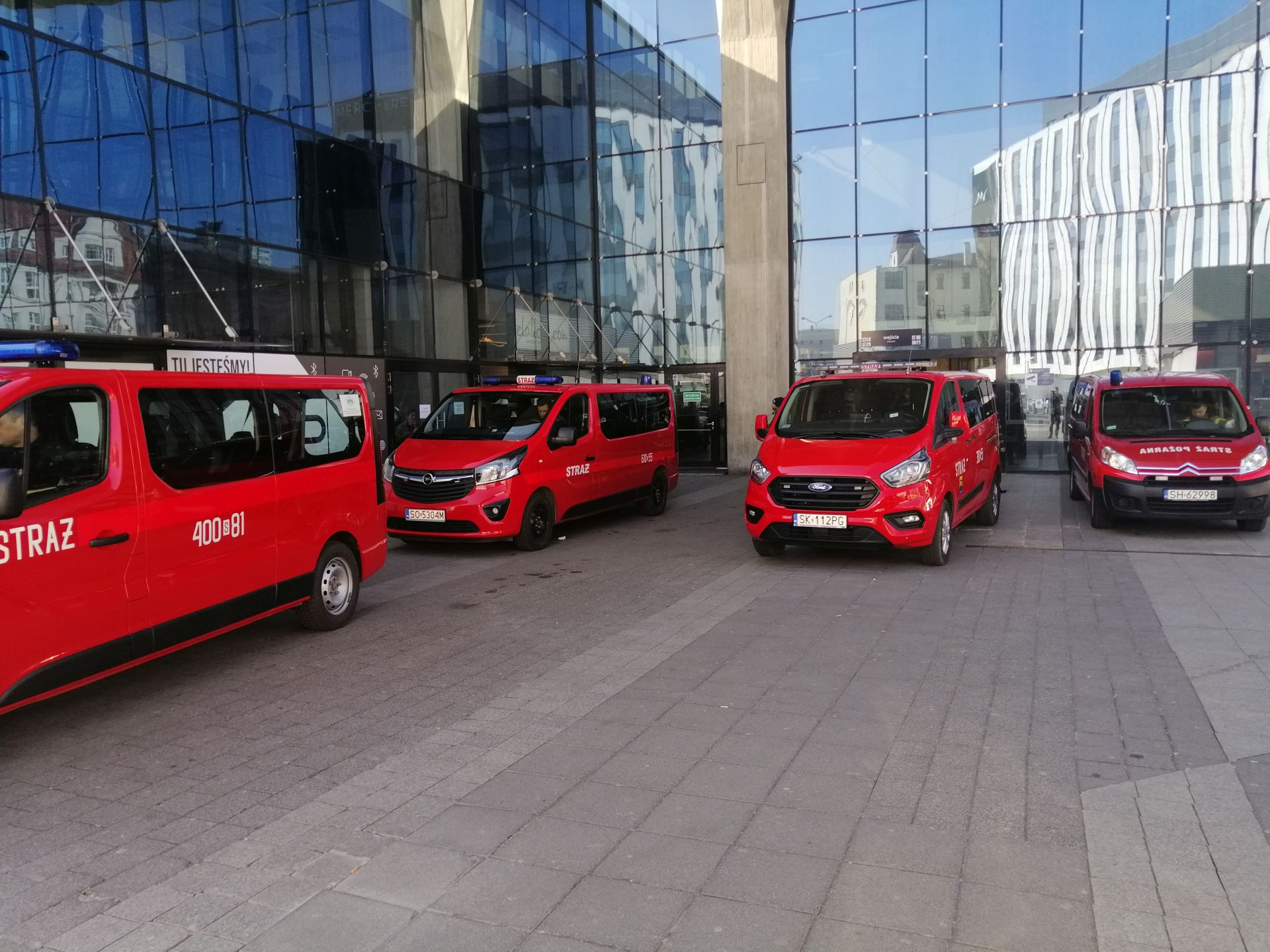 Fot. Mateusz Terech/WKatowicach.eu. Busy strażackie przed dworcem PKP w Katowicach