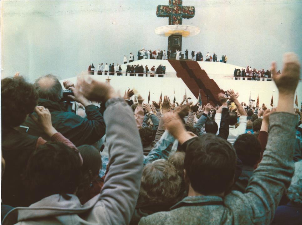Ołtarz w Katowicach-Muchowcu w czasie II Pielgrzymki Jana Pawła II do Polski