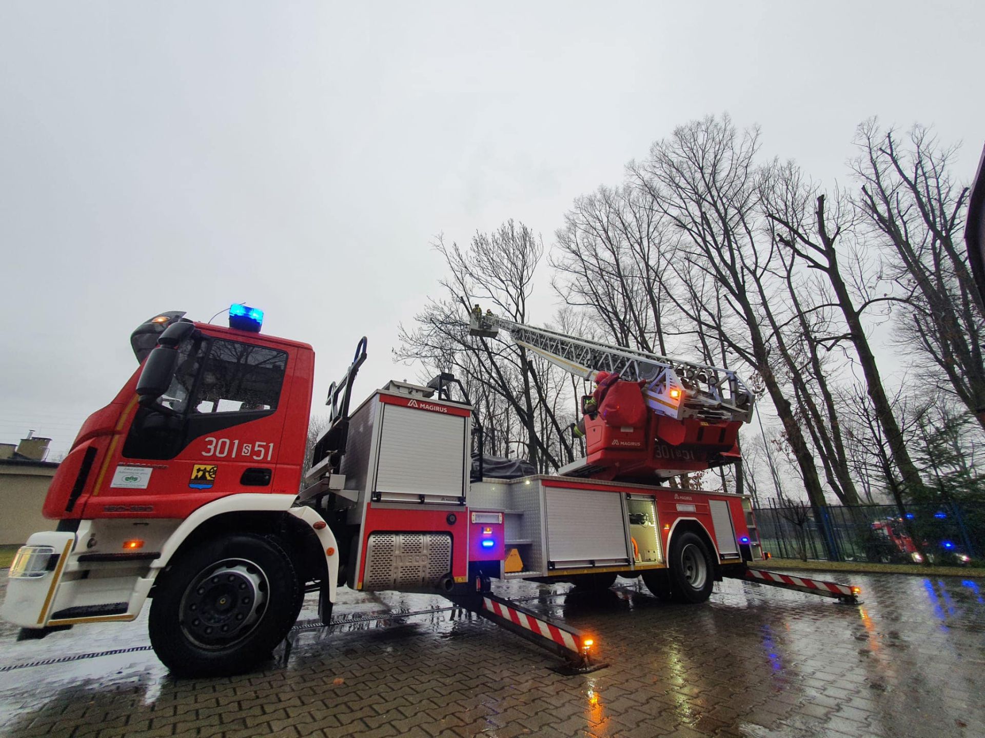 Fot. KW PSP w Katowicach. Usuwanie skutków porywistego wiatru