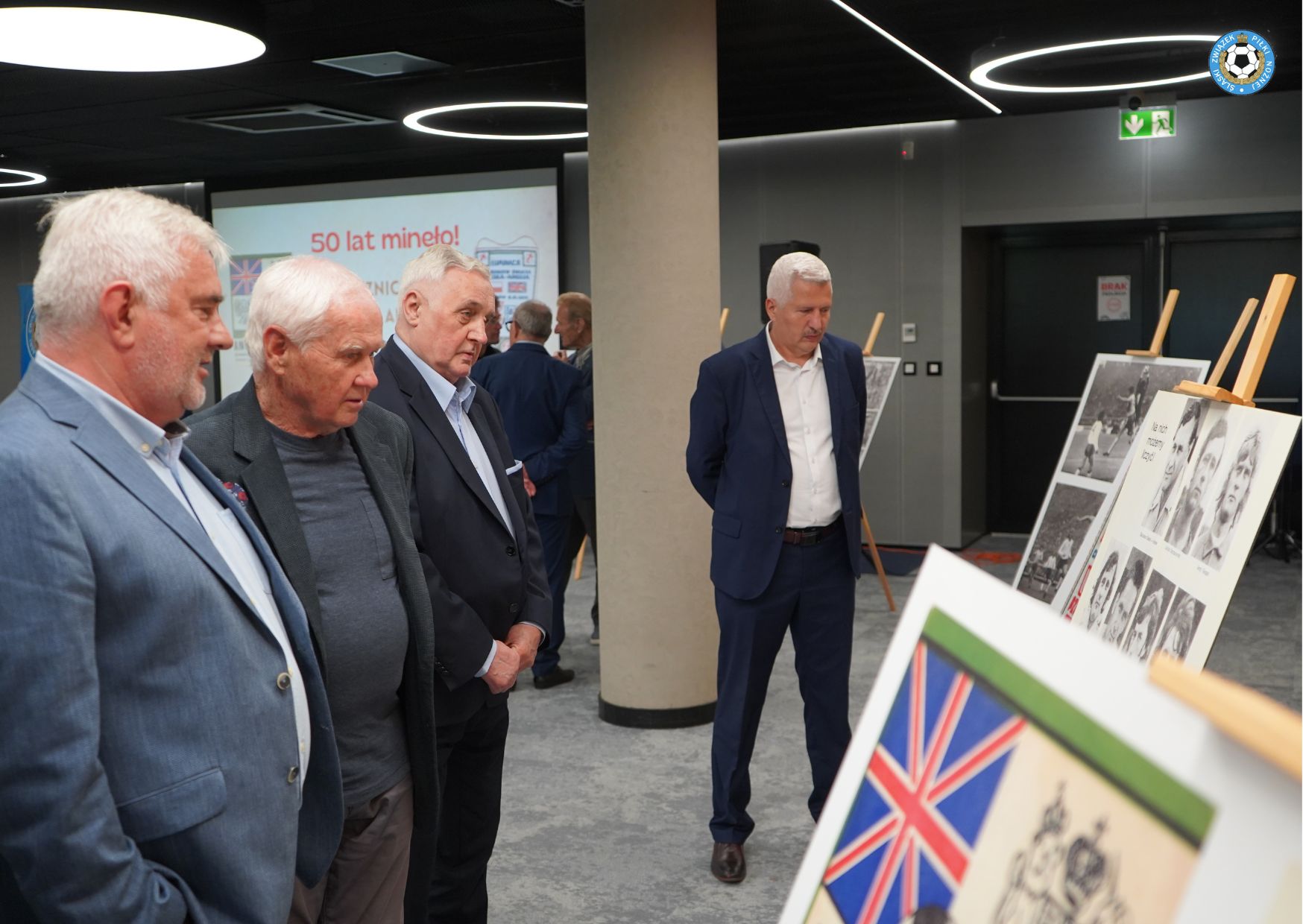 Byli reprezentanci Polski obejrzeli zdjęcia z meczu Polska-Anglia z 1973 roku na Stadionie Śląskim w Chorzowie