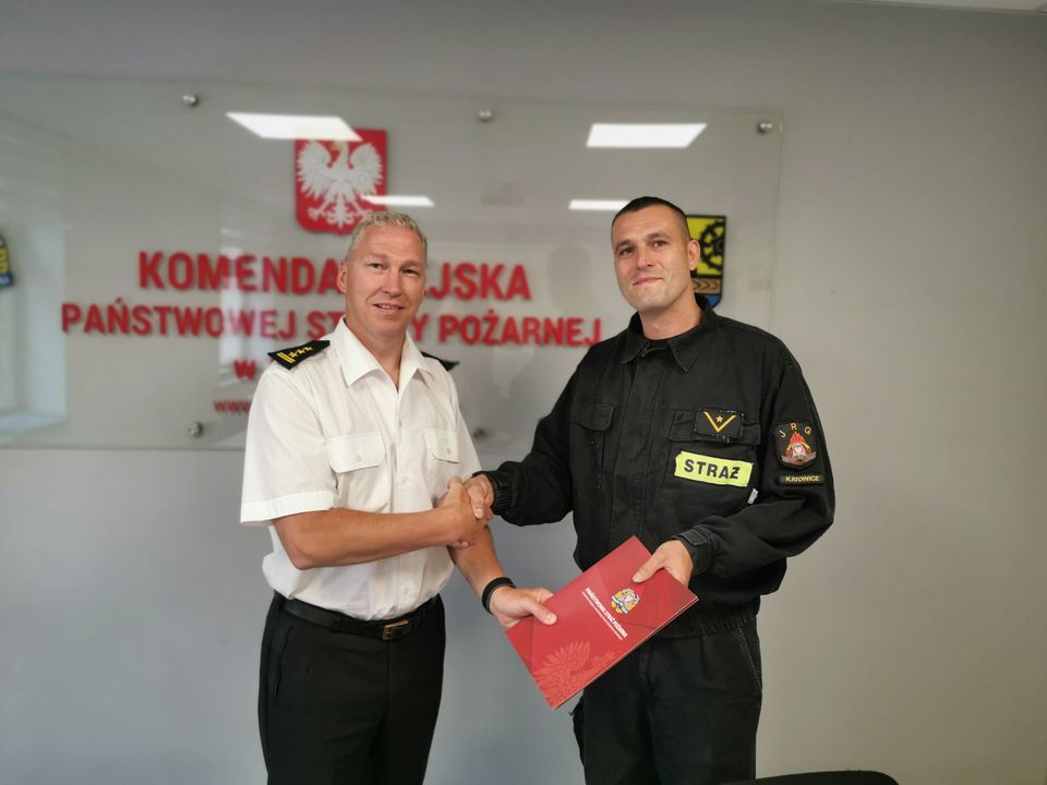 Fot. Komenda Miejska Państwowej Straży Pożarnej w Katowicach. Strażak został nagrodzony przez komendanta miejskiego PSP w Katowicach