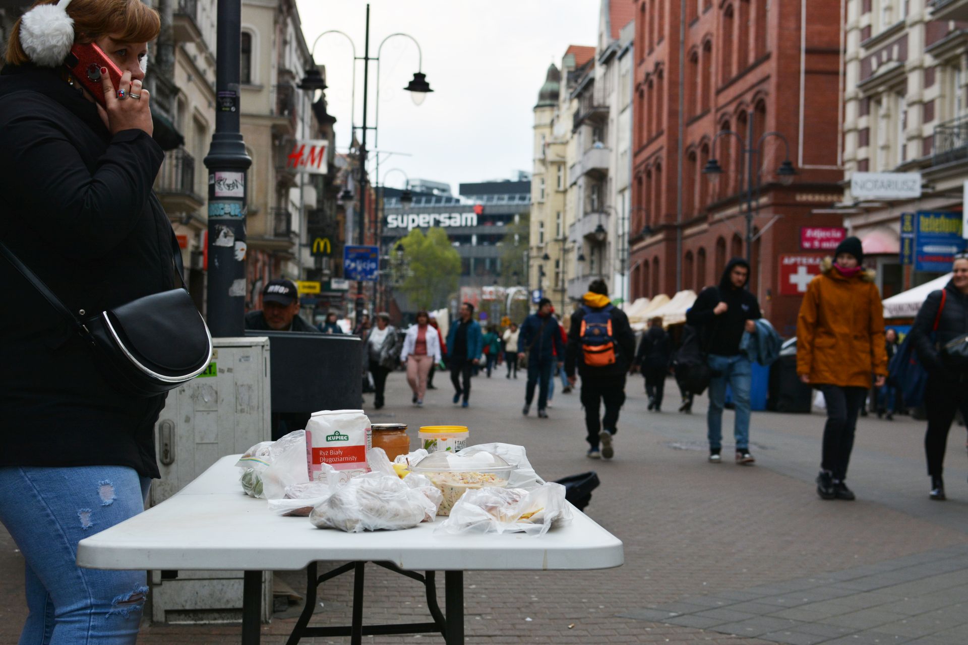 Fot. Maja Ostrowska-Lindner/WKATOWICACH.EU. Zbiórka żywności na ulicy Stawowej