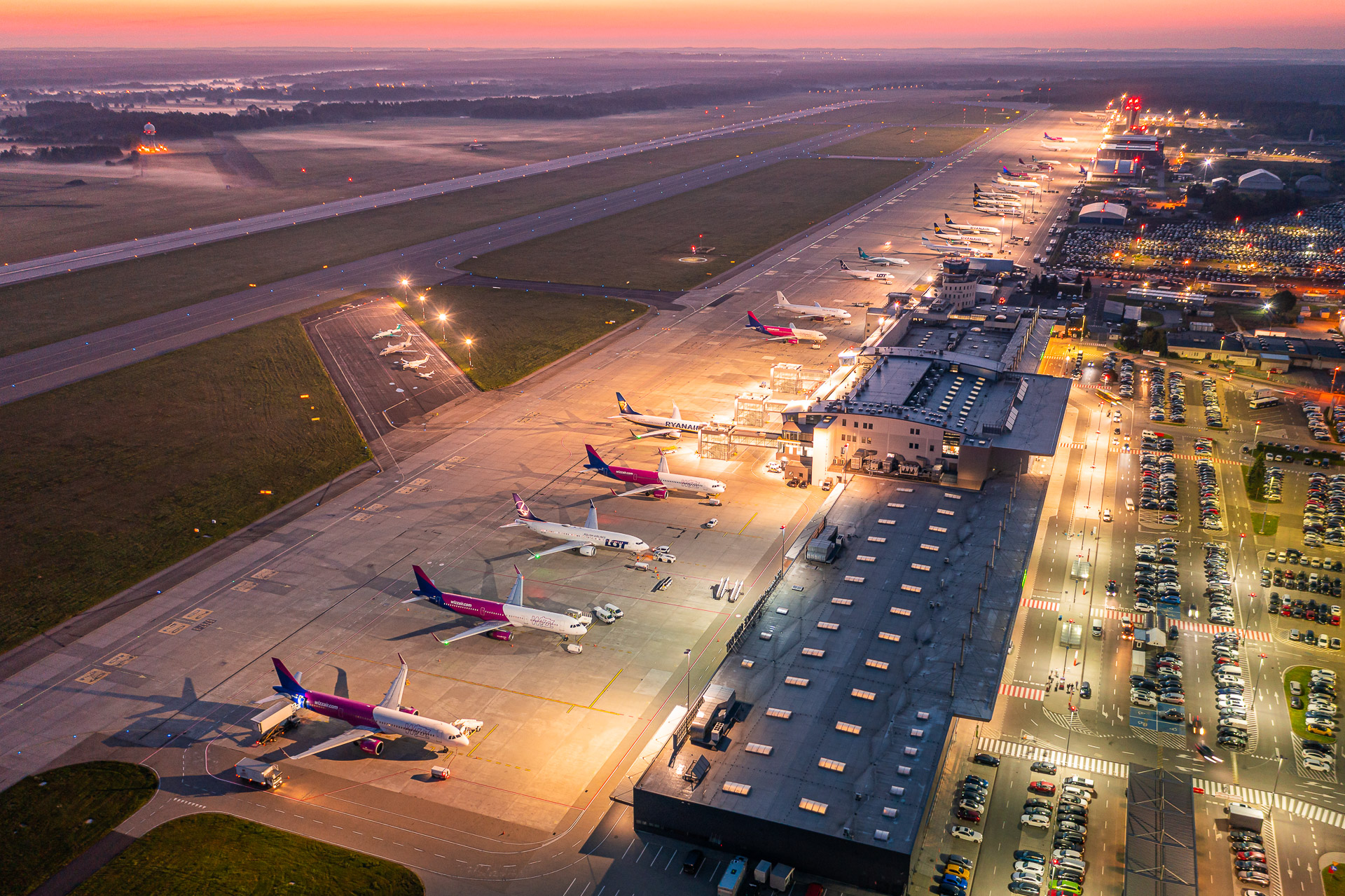 Katowice Airport nocą