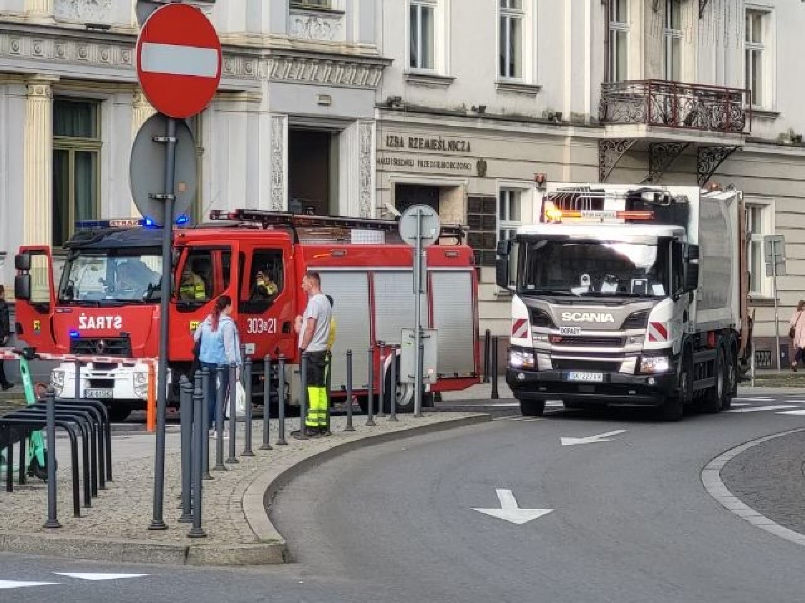 pojazd straży pożarnej i pojazdu MPGK Katowice