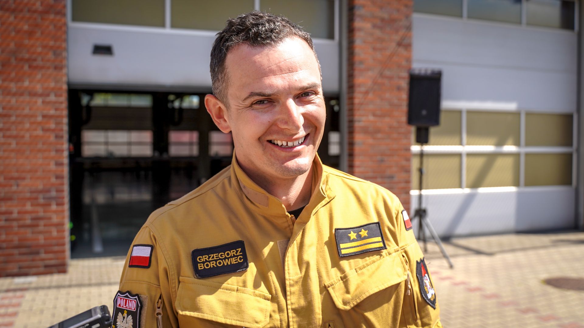 strażak dowódca strażaków uśmiecha się w mundurze