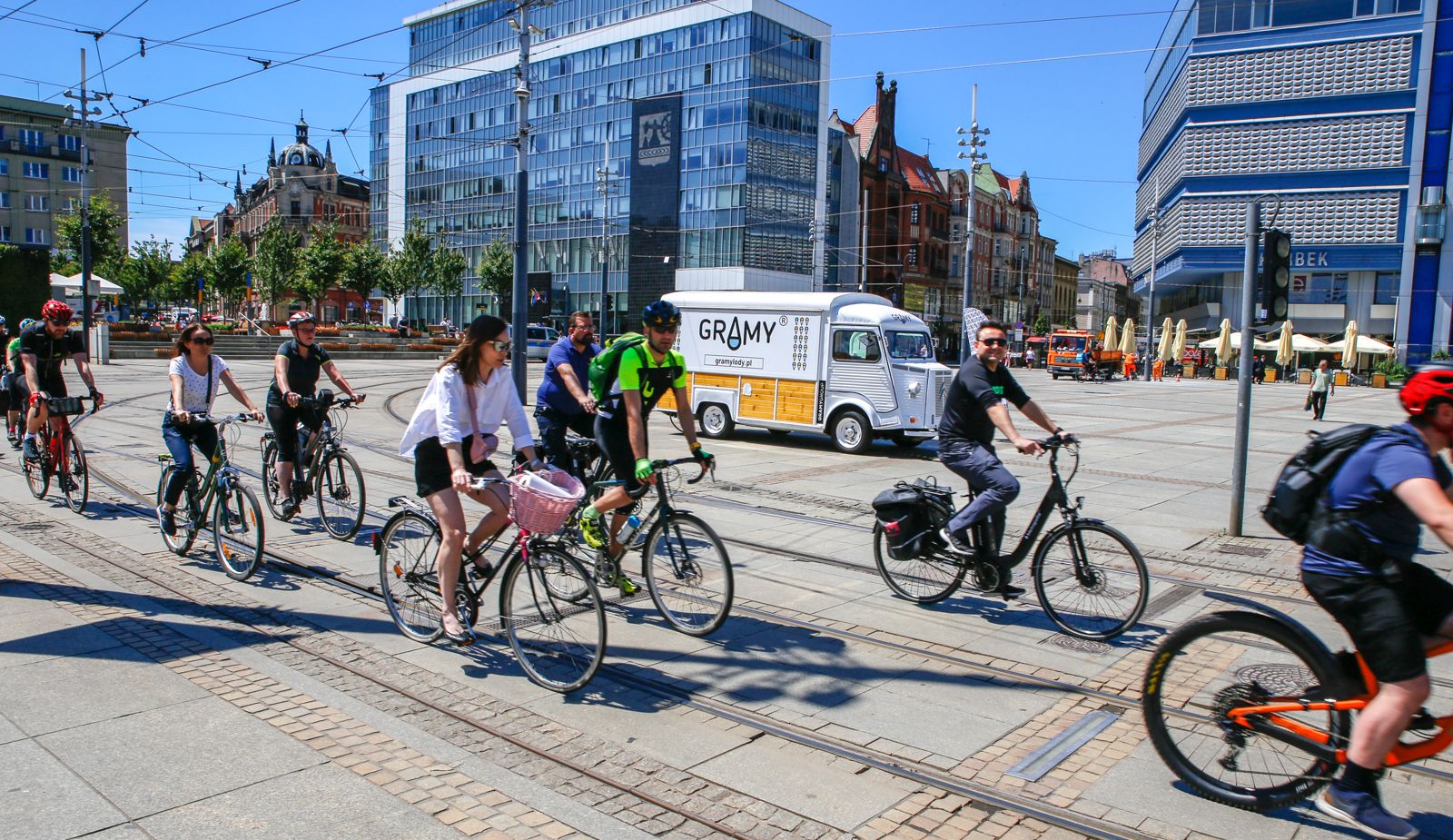 rowerzyści jada na rynku w Katowicach w grupie
