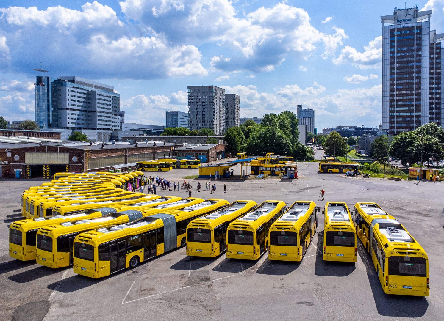 żółte autobusy na zajezdni w katowicach