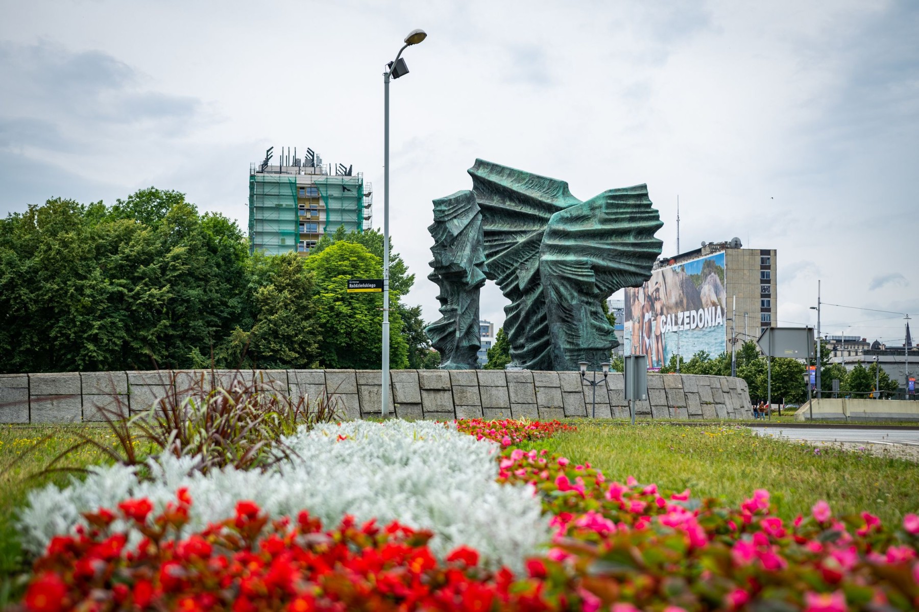 kwiaty i widok pomnika w Katowicach